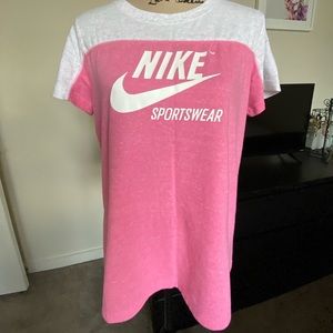 📦 Nike Sportswear Top